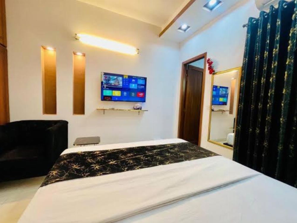 Hotel Elegant Near Karachi Expo Center and Agha Khan